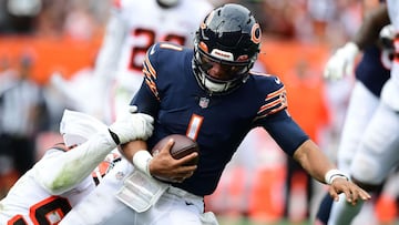 CLEVELAND, OHIO - SEPTEMBER 26: Justin Fields #1 of the Chicago Bears is tackled during the second half in the game against the Cleveland Browns at FirstEnergy Stadium on September 26, 2021 in Cleveland, Ohio.   Emilee Chinn/Getty Images/AFP
 == FOR NEWSP