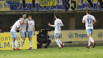 Los jugadores del Real Zaragoza celebran el gol de Álvaro Vázquez en Las Palmas.