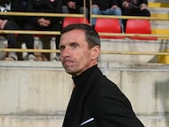 Ziganda, en el banquillo del Reino de León, antes del Cultural-Málaga de la temporada 25-26.