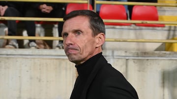 Ziganda, en el banquillo del Reino de León, antes del Cultural-Málaga de la temporada 25-26.