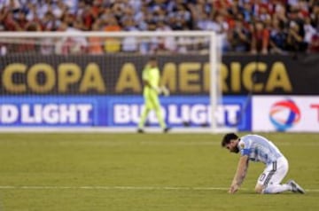 Messi tampoco pudo cumplir su sueño de ganar la Copa de América Centenario 2016 al caer en la final ante Chile. 
