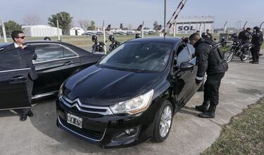  de seguridad a la espera de los invitados.
