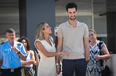 Sergio Rico recibe el alta y se despide del hospital