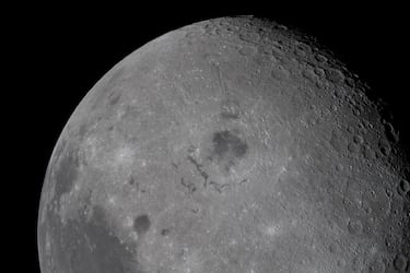La Luna, con su cuenca oriental prominente en el centro, fue fotografiada por la tripulación de Artemis II a través de la ventana de la nave espacial Orión a las 14:19 EDT (18:19 GMT), justo antes de que la tripulación de Artemis II comenzara su período de observación durante su sobrevuelo de la Luna. Según los datos del archivo de imagen, la fotografía fue tomada con una cámara Nikon D5 y un objetivo de 80-400 mm.
