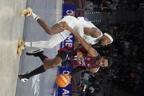 El Unicaja gana sufriendo y complica la Copa al Baskonia