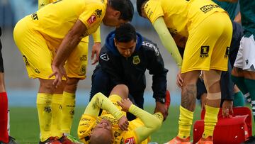 Futbol, Santiago Wanderers vs San Luis.
Fecha 10, campeonato Ascenso 2024.
El jugador de San Luis Humberto Suazo, abajo, recibe atencion medica durante el partido de primera division B contra Santiago Wanderers disputado en el estadio Elias Figueroa de Valparaiso, Chile.
05/06/2024
Andres Pina/Photosport
Football, Santiago Wanderers vs San Luis.
10th turn, 2024 promotion Championship.
San Luis player Humberto Suazo, down, receives medical atention during the first B division match against Santiago Wanderers held at the Elias Figueroa stadium in Valparaiso, Chile.
05/06/2024
Andres Pina/Photosport