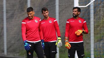 Moy&aacute;, con los porteros del primer equipo