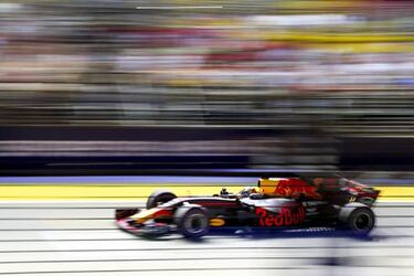 Vettel nicks pole in Singapore with stunning qualifying lap