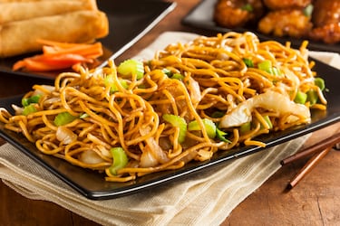 Uno de los platos más emblemáticos de la gastronomía china y significa literalmente "fideos fritos". Es una preparación a base de fideos de trigo salteados en un wok a fuego alto, lo que les confiere una textura característica, a menudo ligeramente crujiente por fuera pero tierna por dentro.
