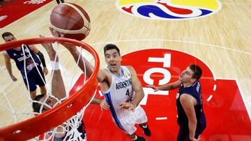 Dongguan (China), 10/09/2019.- Nikola Jokic (R) of Serbia in action against Argentina&#039;s Luis Scola (C) during the FIBA Basketball World Cup 2019 quarter final match between Argentina and Serbia in Dongguan, China, 10 September 2019. (Baloncesto) EFE/EPA/KIM KYUNG-HOON / POOL