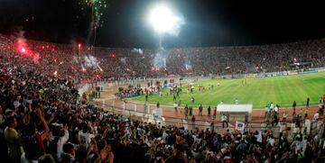 La Garra Blanca de Colo Colo es la barra más grande de Chile. Se fundaron en 1990, cuando se integraron varias barras del equipo creando La Garra Blanca. Sus rivales  son  la barra Los de Abajo, seguidores de la Universidad de Chile. Son conocidos por los numerosos altercados que han provocado tanto dentro como fuera de los estadios. Incluso algunos de sus miembros tienen prohibida la entrada a recintos deportivos.