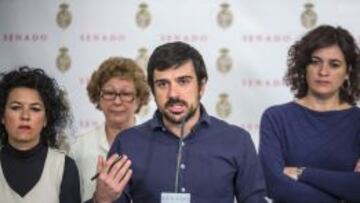 El portavoz de Podemos en el Senado, Ramón Espinar (c), durante la presentación n el Senado el grupo parlamentario de su formación para la Cámara Alta, que se llamará Podemos-En Comú-Compromís-En Marea y estará compuesto por 23 senadores.