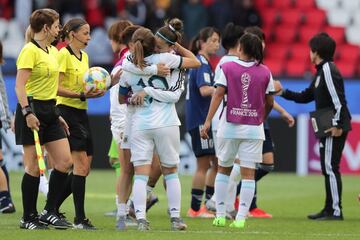 Japón empató sin goles ante Argentina y Canadá logró la victoria por la mínima diferencia ante Camerún.