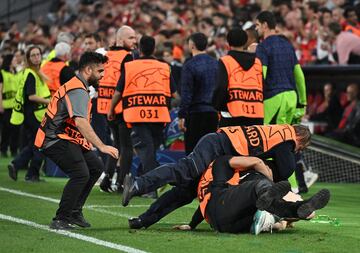 Un espontáneo trató de colarse al campo del Allianz Arena pero no contó con los eficientes Stewars, que placaron al aficionado en una de los laterales del estadio impidiendo que llegara a los jugadores.