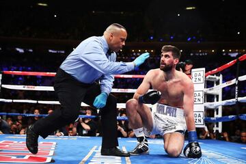 El triunfo del Canelo Álvarez sobre Rocky Fielding en imágenes