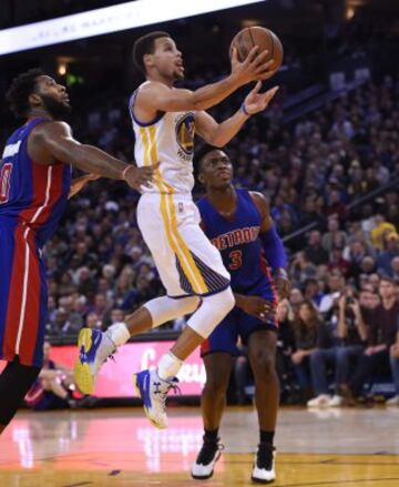 Stephen Curry ante Stanley Johnson y Andre Drummond.