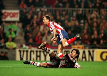 Otra noche con regusto amargo del Atleti en Copa sucedió en el Camp Nou. Y fue, a la vez, uno de los partidos más espectaculares y entretenidos de la historia del torneo y de los mejores de la carrera de Pantic. Hablamos de la temporada 96-97, y el partido de ida en el Calderón había acabado 2-2. Y la vuelta fue la locura. Al descanso, el Atleti de Antic ganaba 0-3 con tres goles del serbio. El Barça necesitaba cuatro goles y marcó Ronaldo en el 47’ y en el 50’, pero Pantic redondeó su póquer en el 51’. Con 2-4 parecía hecho, pero Figo, Ronaldo y Pizzi acabaron dándole la vuelta al asunto y ganando la Copa.