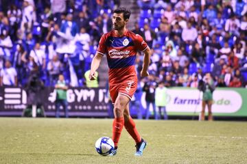 El defensa mexicano está de vuelta con Chivas tras jugar para el Real Oviedo en España.