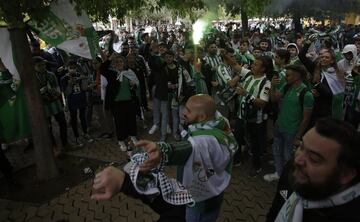 Seguidores del Real Betis por las calles de Sevilla.