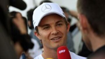 Rosberg habla con los medios de comunicación.