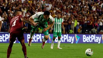 AMDEP1949. IBAGUÉ (COLOMBIA), 26/06/2022.- Jonathan Marulanda (i) del Tolima disputa un balón con de Giovanni Moreno de Nacional hoy, en el partido de la final de la Primera División de fútbol colombiano entre Deportes Tolima y Atlético Nacional en el estadio Manuel Murillo Toro en Ibagué (Colombia). EFE/Mauricio Dueñas Castañeda