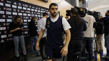 Facundo Campazzo, después de atender a los medios en la previa del partido ante el Armani Milán en Italia.