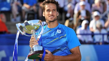 Feliciano L&oacute;pez posa con el trofeo de campe&oacute;n del torneo de Eastbourne de 2014.