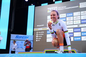 La ciclista holandesa ganó el oro en ruta en los pasados Mundiales de ciclismo de Bergen. Lo hizo en solitario y tras sobreponerse a una caída. Es una de las muchas estrellas del dominante ciclismo femenino holandés que logró cinco medallas en estos campe