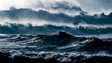 Eric Rebiere y Justine Dupont con el Jet Ski entre las olas gigantes de Nazaré