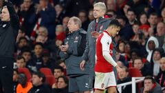 Soccer Football - Premier League - Arsenal vs Liverpool - Emirates Stadium, London, Britain - December 22, 2017   Arsenal&#039;s Theo Walcott comes on as a substitute to replace Alexis Sanchez while Arsenal manager Arsene Wenger looks on            REUTERS/Eddie Keogh    EDITORIAL USE ONLY. No use with unauthorized audio, video, data, fixture lists, club/league logos or &quot;live&quot; services. Online in-match use limited to 75 images, no video emulation. No use in betting, games or single club/league/player publications.  Please contact your account representative for further details.