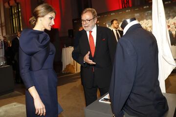 Juan Luis Cebrián charla con la Reina Letizia. 