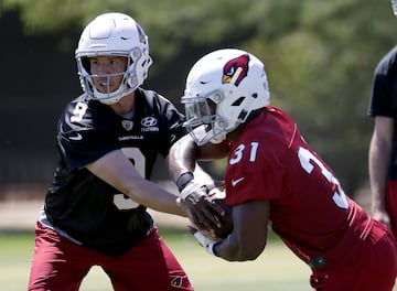 Sam Bradford entra en su papel de mentor con Josh Rosen