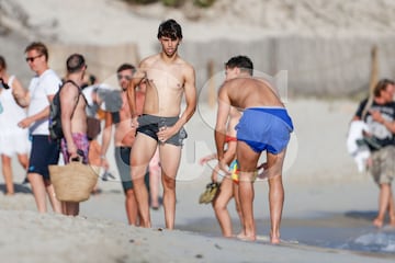 El jugador portugués disfruta de las maravillosas playas ibicencas en compañía de un nutrido grupo de amigos mientras espera decidir su futuro.