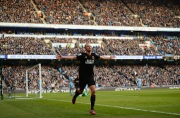 Manchester City sólo salvó un empate en la agonía ante Hull City.