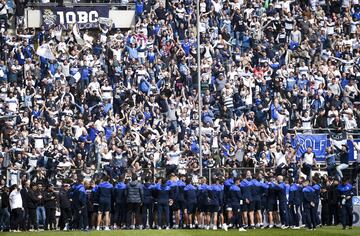 El entrenador argentino volvió al fútbol de su país como nuevo entrenador de Gimnasia La Plata. Los aficionados le aclamaron en el Estadio Juan Carmelo Zerillo.