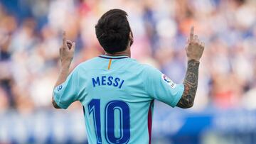 VITORIA-GASTEIZ, SPAIN - AUGUST 26:  Lionel Messi of FC Barcelona celebrates after scoring goal during the La Liga match between Deportivo Alaves and Barcelona at Estadio de Mendizorroza on August 26, 2017 in Vitoria-Gasteiz, Spain.  (Photo by Juan Manuel Serrano Arce/Getty Images)