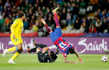 Pase filtrado de Sergi Roberto a Raphinha que se va solo, Álvaro Valles va a al suelo y derriba al delantero azulgrana.