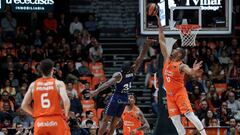 El ala pivot francés del Valencia Basket, Damien Inglis, tapona un lanzamiento del escolta estadounidense del UCAM Murcia, Dylan Ennis, durante el partido correspondiente a la jornada 26ª de la Liga ACB jugado esa tarde en el pabellón de la Fuente de San Luis de València.