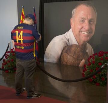 25-03-16 CAMP NOU BARCELONA A Barça fan overwhelmed with emotion at today's Johan Cruyff memorial at Camp Nou