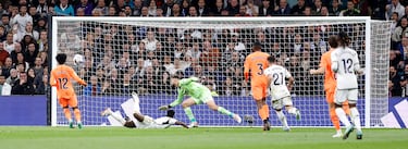 2-0. Asistencia de Rodrygo desde la banda derecha y Vinicius, lanzándose al suelo, remata con el pecho colocando el balón a la derecha de Giorgi Mamardashvili.