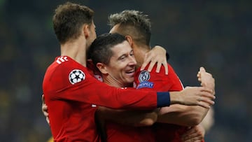 Los jugadores del Bayern celebran el gol de Lewandowski.