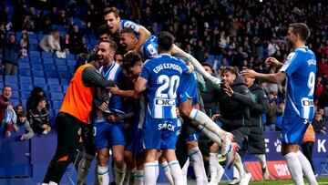 Los jugadores del Espanyol celebran la victoria y el pase a octavos de Copa ante el Celta.