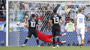 Moscow (Russian Federation), 16/06/2018.- Goalkeeper Hannes Halldorsson of Iceland saves the penalty of Lionel Messi of Argentina during the FIFA World Cup 2018 group D preliminary round soccer match between Argentina and Iceland in Moscow, Russia, 16 Jun