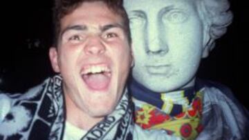 Iker Casillas se fotografi&oacute; con la diosa Cibeles en el alir&oacute;n de 2001. Fue el primer &#039;selfie&#039; futbol&iacute;stico de la historia.