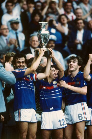 La primera Eurocopa llegó al país galo el 27 de junio de 1984 tras ganar en la final de París a España por 2-0. Platini y Bellone fueron los héroes de la jornada. La segunda la conquistó el 2 de julio de 2000 en la Euro de Bélgica y Países Bajos. Superó a Italia por 2-1 en la final de Róterdam con goles de Wiltord y de Trezeguet, el de este último fue gol de oro en la prórroga. Además, Francia fue subcampeona en 2016. En la foto, los jugadores franceses levantan la Euro de 1984.