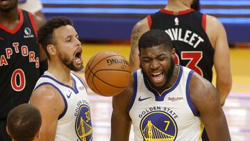 SAN FRANCISCO, CALIFORNIA - JANUARY 10: Stephen Curry #30 and Eric Paschall #7 of the Golden State Warriors react after Paschall made a shot and was fouled during their game against the Toronto Raptors at Chase Center on January 10, 2021 in San Francisco, California. NOTE TO USER: User expressly acknowledges and agrees that, by downloading and or using this photograph, User is consenting to the terms and conditions of the Getty Images License Agreement.   Ezra Shaw/Getty Images/AFP
 == FOR NEWSPAPERS, INTERNET, TELCOS &amp; TELEVISION USE ONLY ==