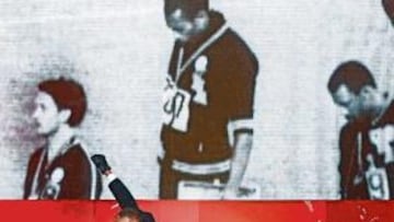 <b>EL CORAJE, 40 AÑOS DESPUÉS. </b>Así se alza el puño enguantado de Tommie Smith, 40 años después.
