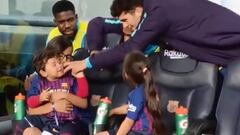 El tierno momento del plantel del Barça con los hijos de Vidal