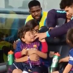 El tierno momento del plantel del Barça con los hijos de Vidal