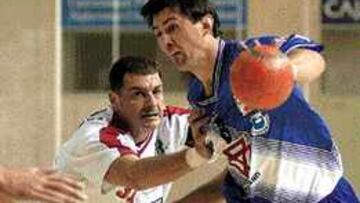 DUREZA. Jovanovic aguanta la defensa de Cavar para marcar.